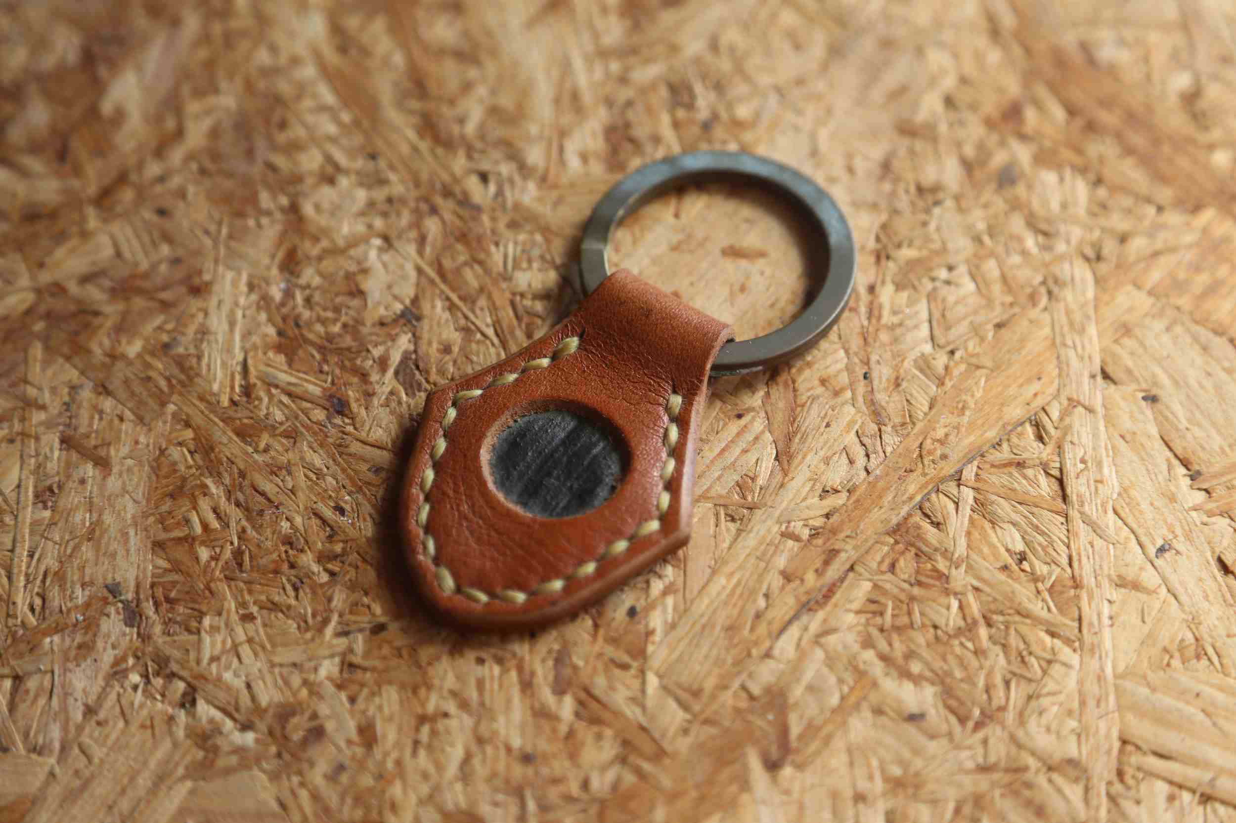 赤革のハンドメイドキーホルダー｜真鍮製リング付き・ロゴ入り本革アクセサリー画像４