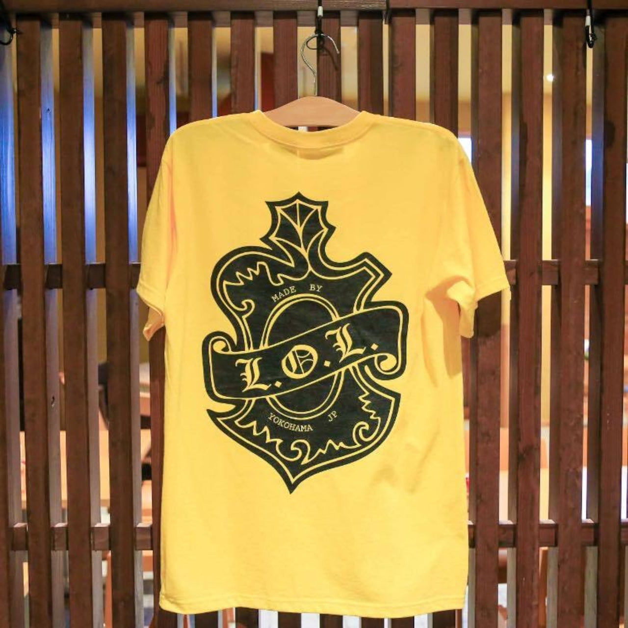 イエローのLOLロゴTシャツ｜ストリートファッション・プリント半袖Tシャツ