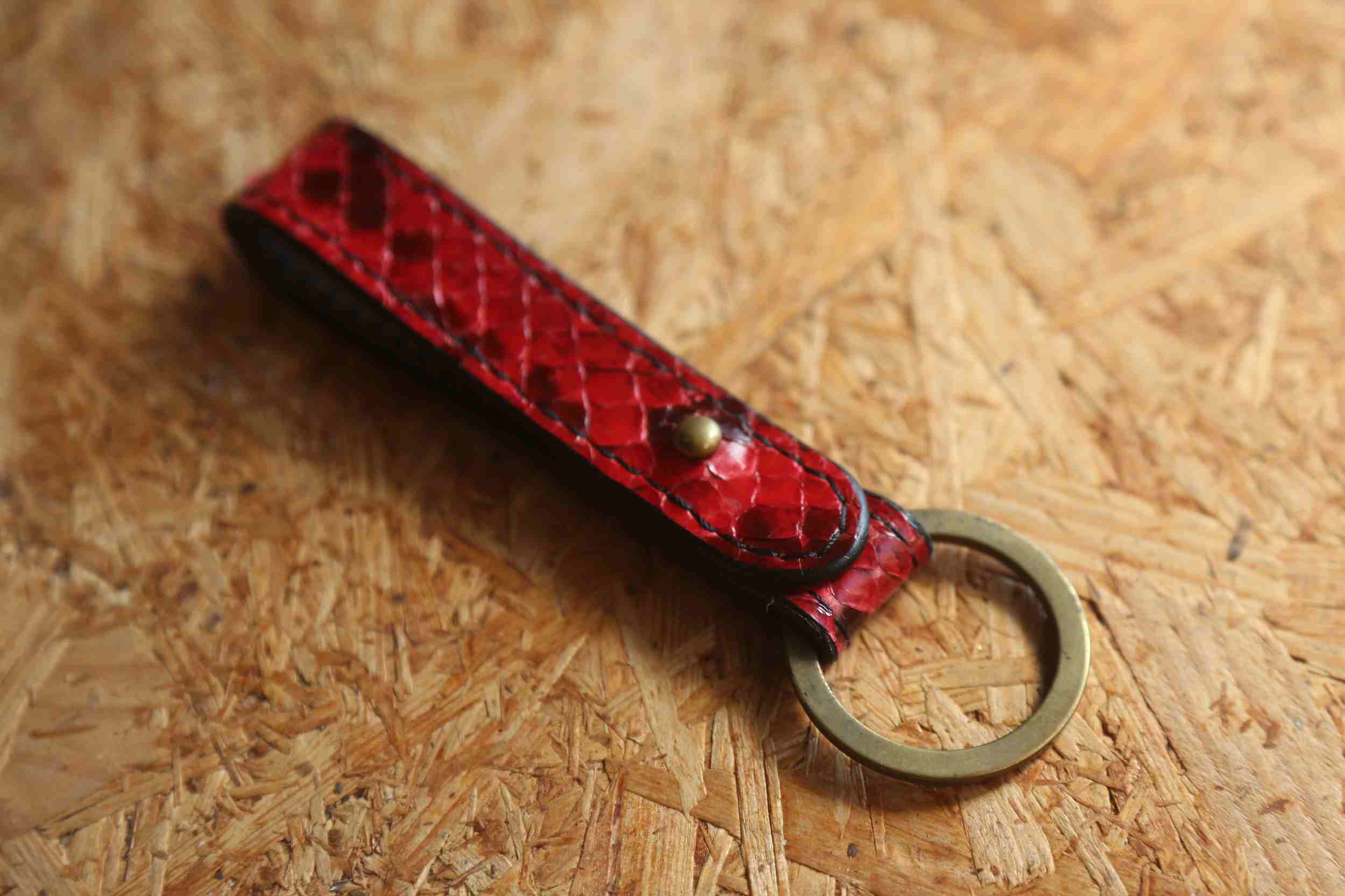 赤いパイソン調本革キーリング｜真鍮製リングとリベット付き、レザーキーホルダー画像２
