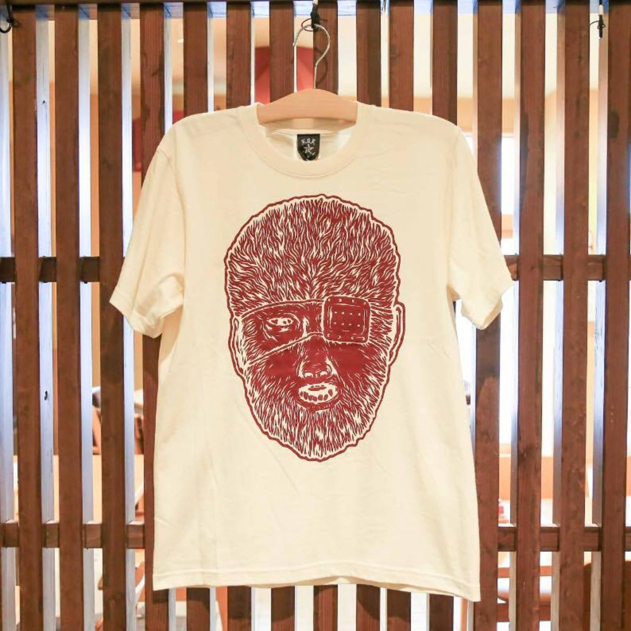 QualiaロゴをプリントしたホワイトTシャツ｜赤色デザインのプリントTシャツ画像３