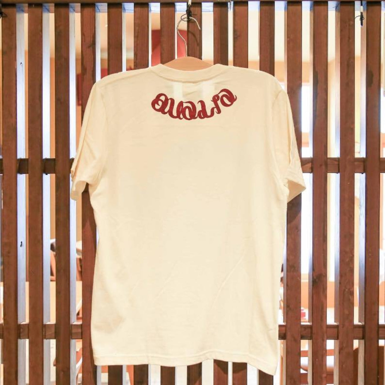 QualiaロゴをプリントしたホワイトTシャツ｜赤色デザインのプリントTシャツ画像２