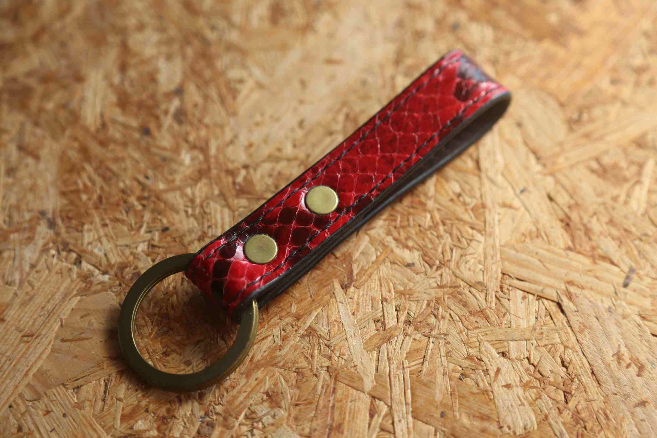 赤いパイソン調本革キーリング｜真鍮製リングとリベット付き、レザーキーホルダー画像