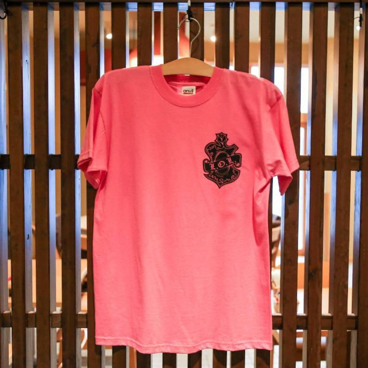 LOLロゴ入りピンクTシャツ｜ストリート系ファッション・半袖・ビビッドカラー・カジュアルウェア