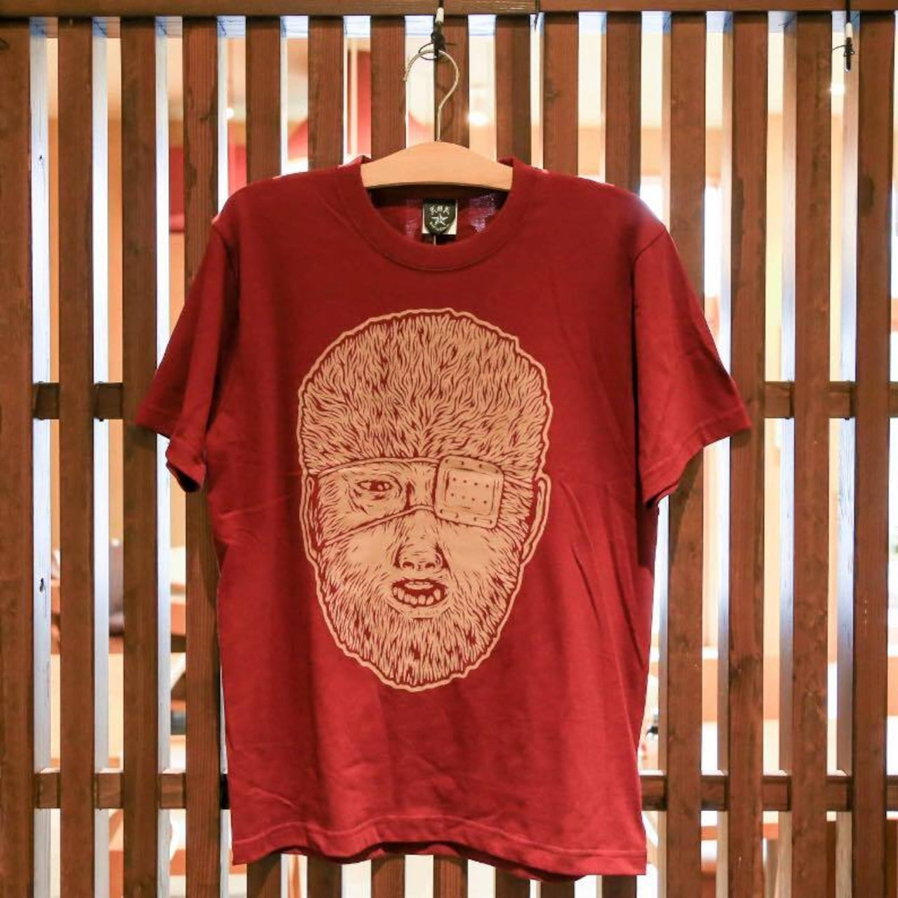 Qualiaロゴをプリントした赤色Tシャツ｜プリントTシャツ