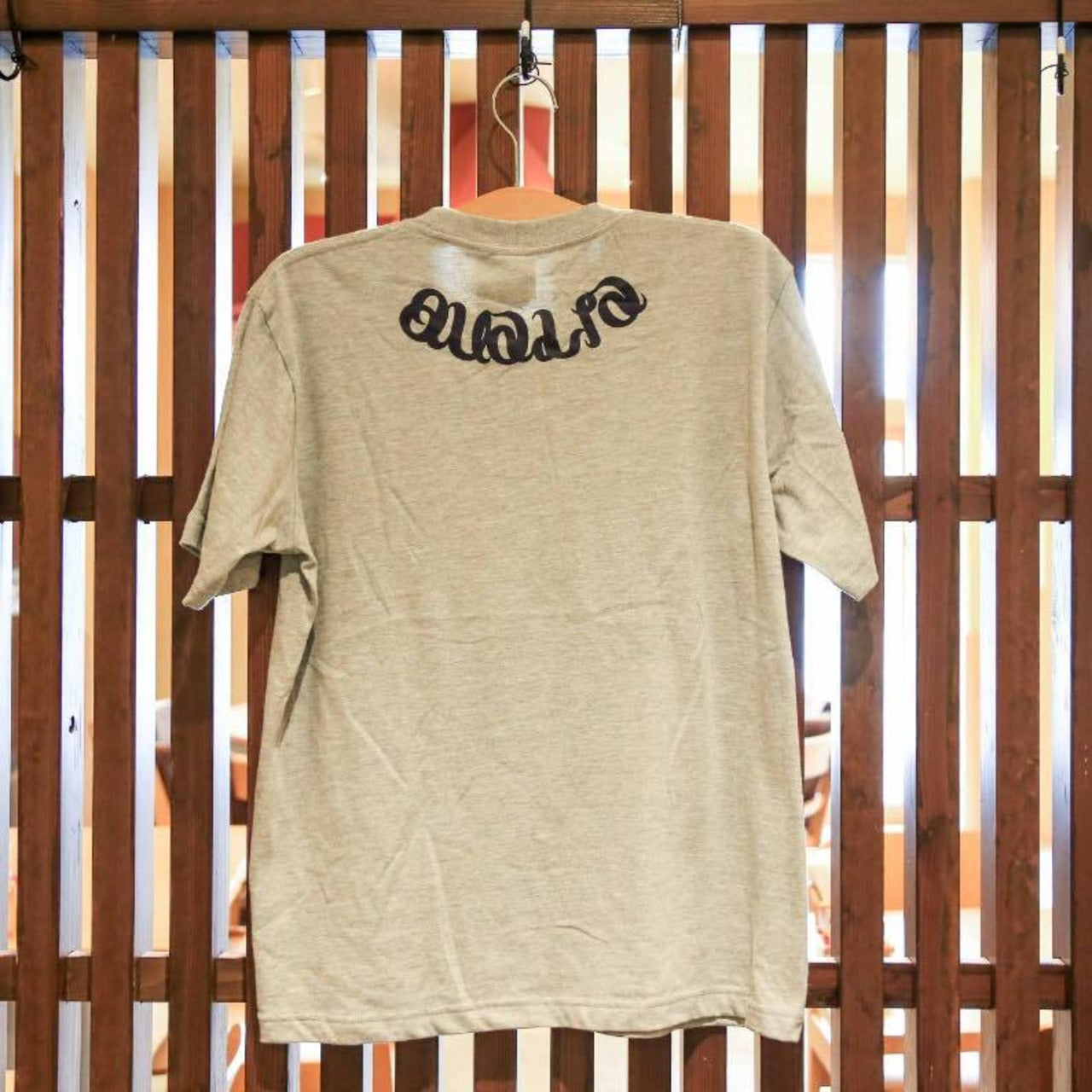 QualiaロゴをプリントしたグレーTシャツ｜プリントTシャツ画像２