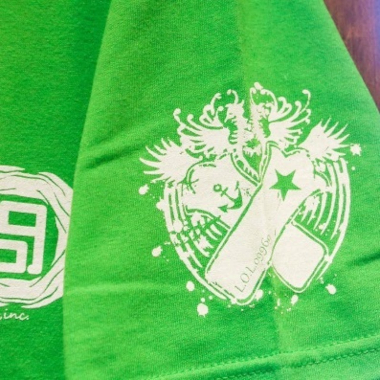 Laughing Cube Inc.デザインのグリーンTシャツ｜ビッグプリントの豚ロゴと「09969」ナンバー入りストリート系Tシャツ画像４