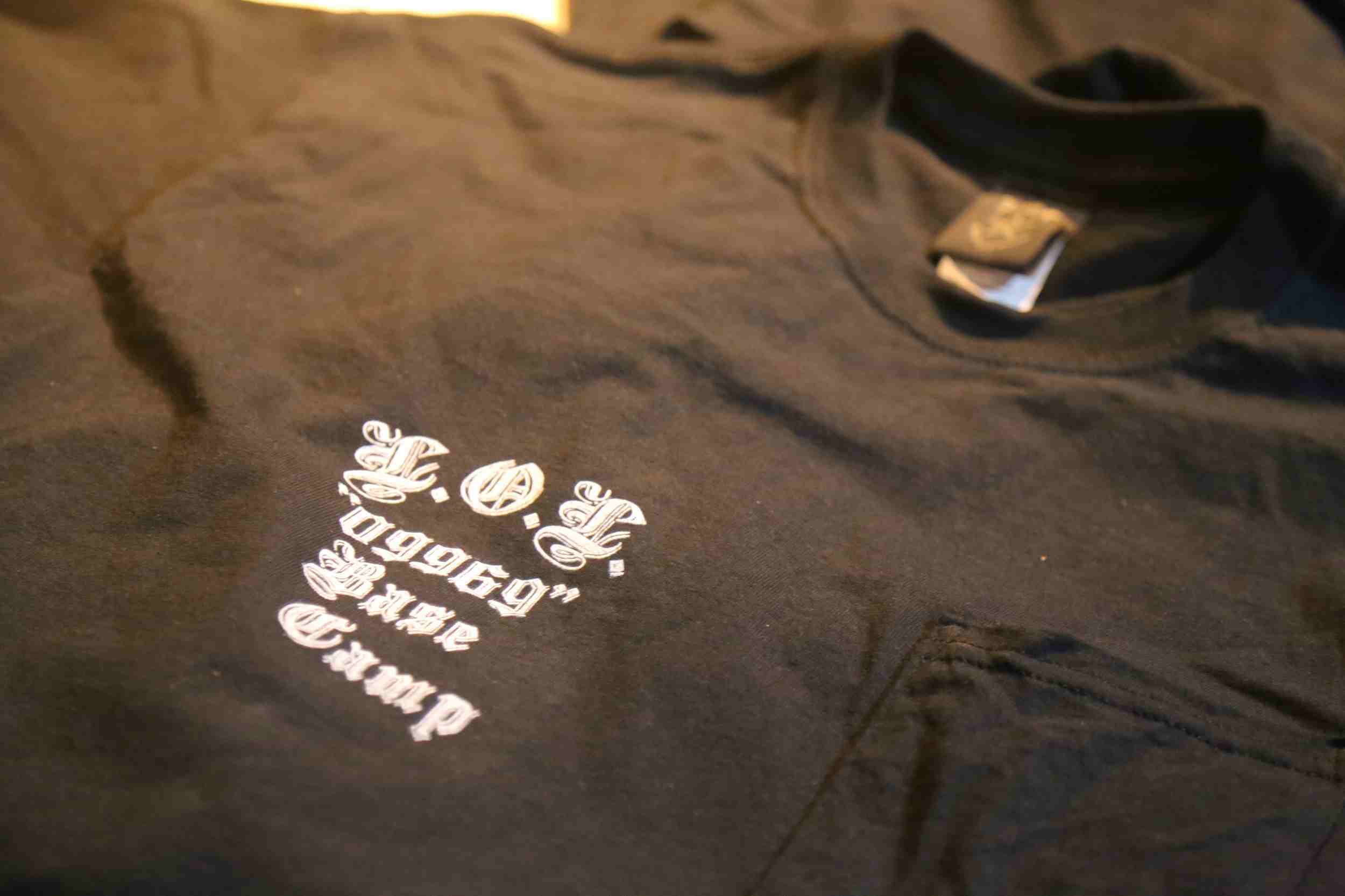 LOL “09969” Base Campロゴ入り・ブラックポケットTシャツ｜黒地・左胸に白文字プリントデザイン入りTシャツ画像８