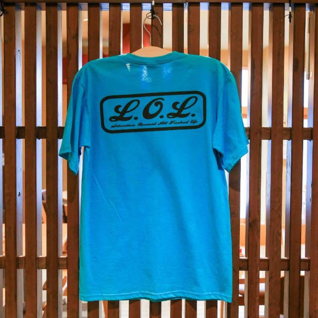 LOLロゴ入り青Tシャツ｜ストリート系ファッション・半袖・ビビッドカラー・カジュアルウェア画像２