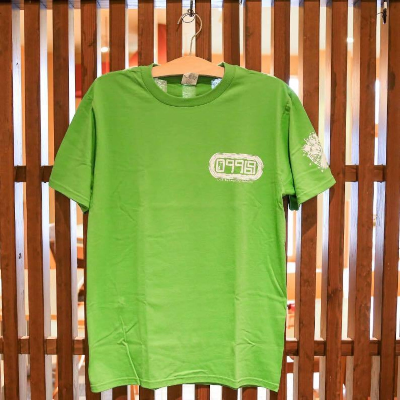 Laughing Cube Inc.デザインのグリーンTシャツ｜ビッグプリントの豚ロゴと「09969」ナンバー入りストリート系Tシャツ画像５