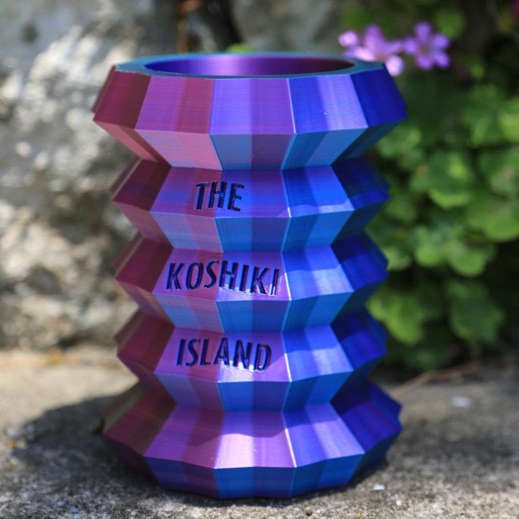 THE KOSHIKI ISLANDの文字が彫られた、光沢のあるグラデーションカラーの多角形カップ。甑島の企業09969.jpが手がけるオリジナルグッズの画像4
