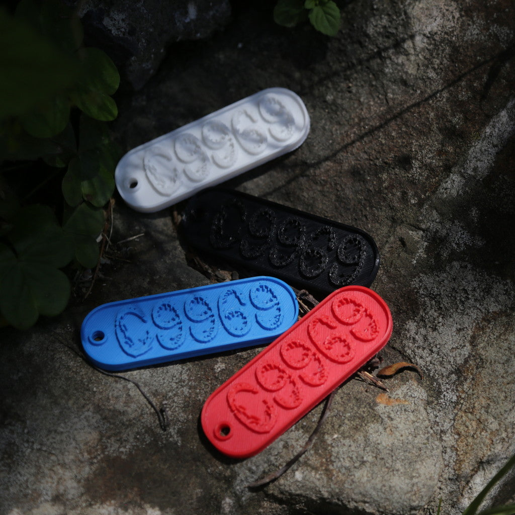09969のロゴが立体的に彫られた楕円型キーホルダー。シンプルでコンパクトなデザインが特徴の、甑島オリジナルグッズの画像３