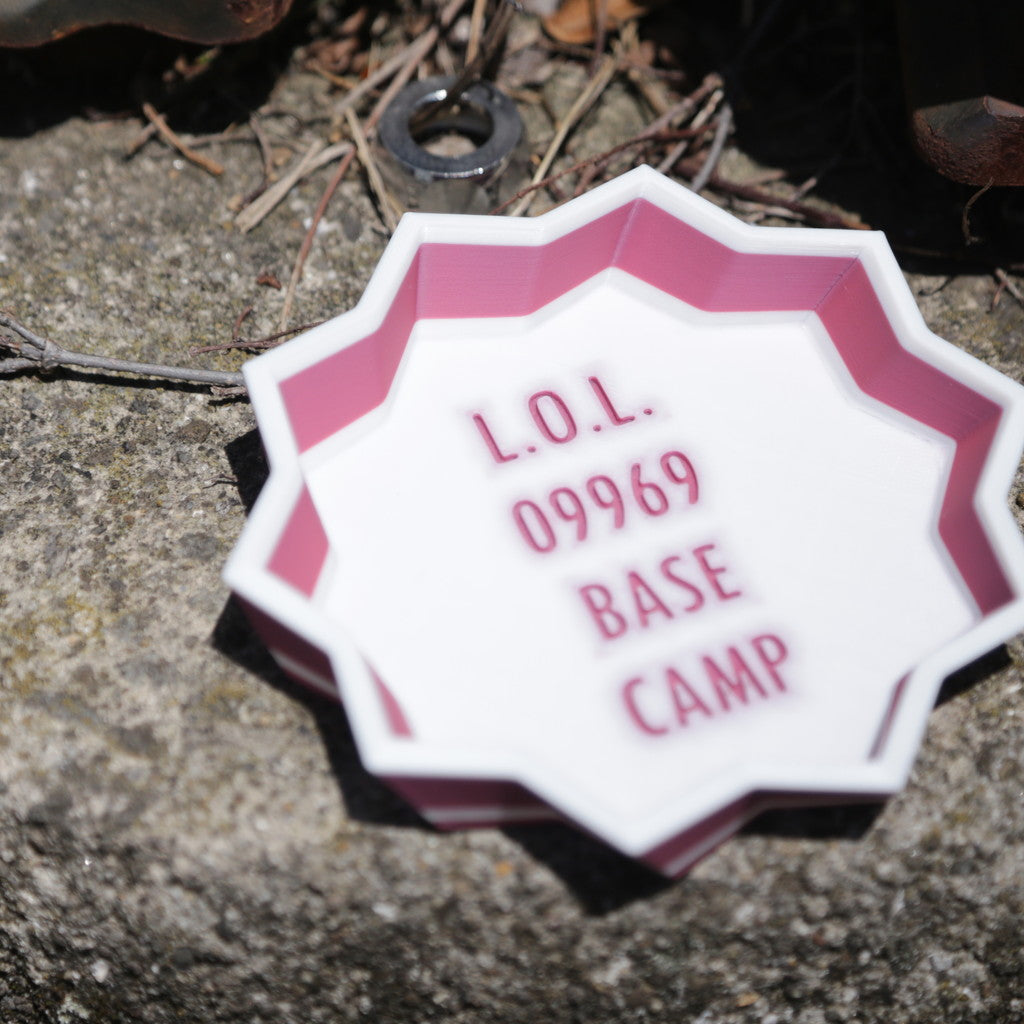 「L.O.L 09969 BASE CAMP」の文字が入った八角形のプレートキーホルダー。ホワイトとテラコッタカラーの2色展開で、甑島の観光拠点・09969ベースキャンプのオリジナルグッズの画像２