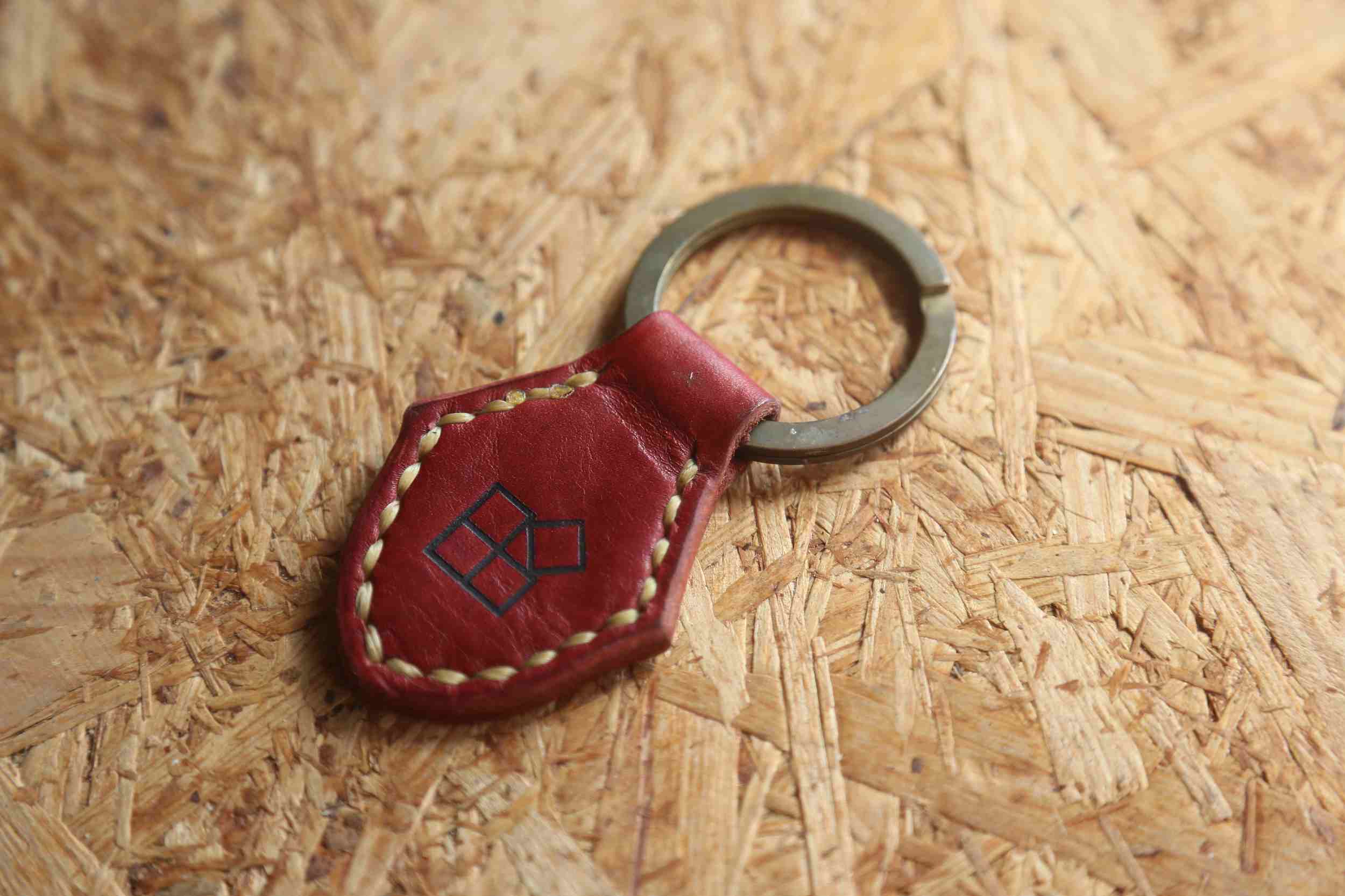 赤革のハンドメイドキーホルダー｜真鍮製リング付き・ロゴ入り本革アクセサリー画像