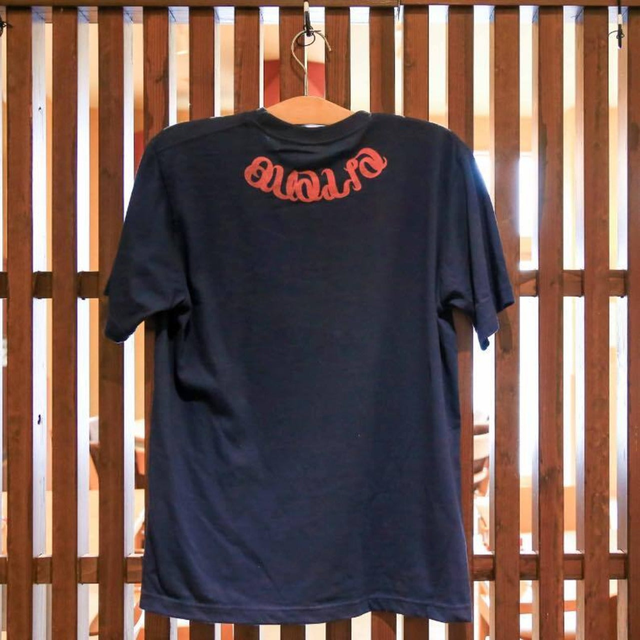 QualiaロゴをプリントしたネイビーTシャツ｜プリントTシャツ