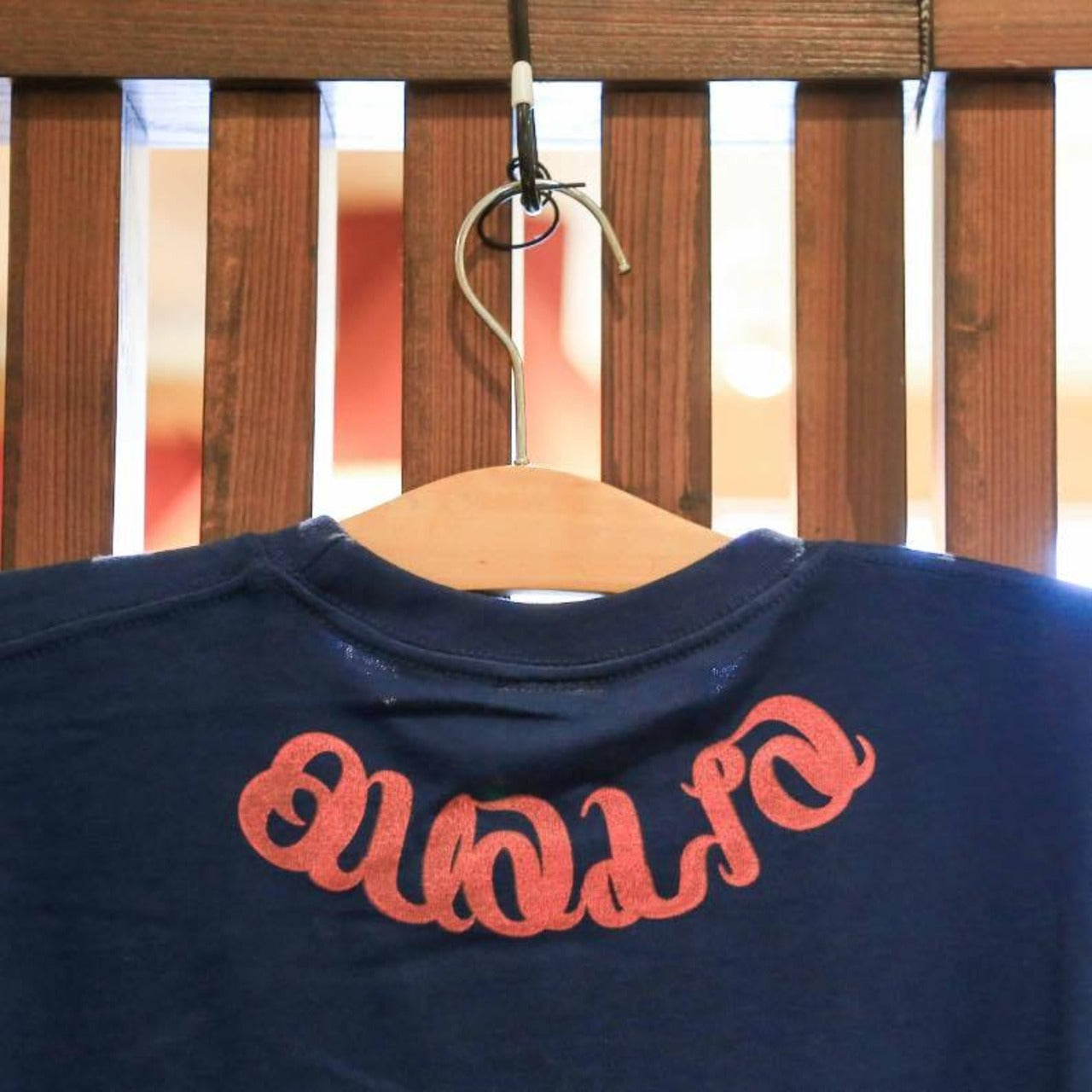 QualiaロゴをプリントしたネイビーTシャツ｜プリントTシャツ画像２