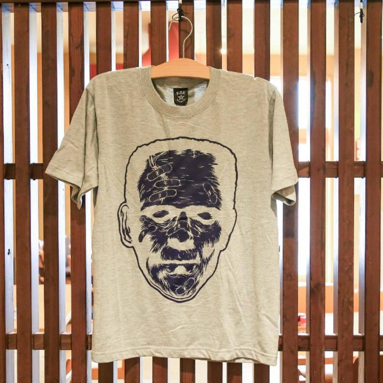 QualiaロゴをプリントしたグレーTシャツ｜プリントTシャツ画像３
