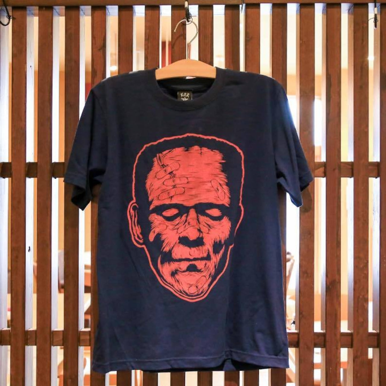 QualiaロゴをプリントしたネイビーTシャツ｜プリントTシャツ画像３