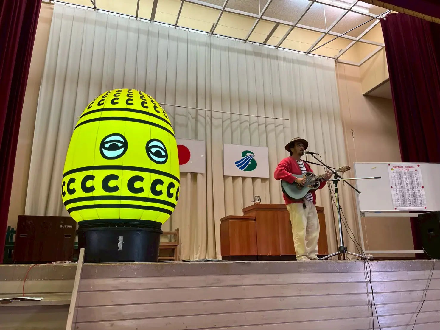 手打秋祭りのステージで歌う出演者