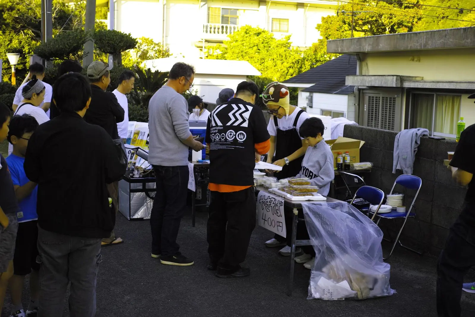 手打秋祭りの屋外出店を楽しむ人々
